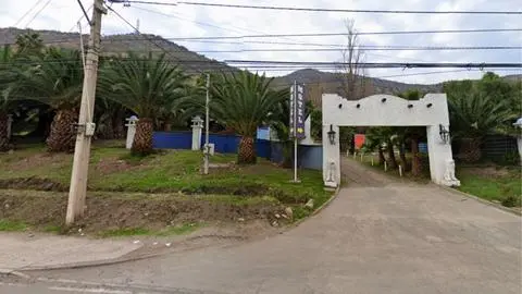 Hallan a mujer muerta en motel de Quilicura: investigan posible asfixia con una sábana