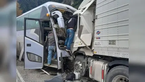 Choque frontal entre bus y camión deja un fallecido y más de veinte heridos en Coyhaique: Víctima fatal era voluntario de Bomberos
