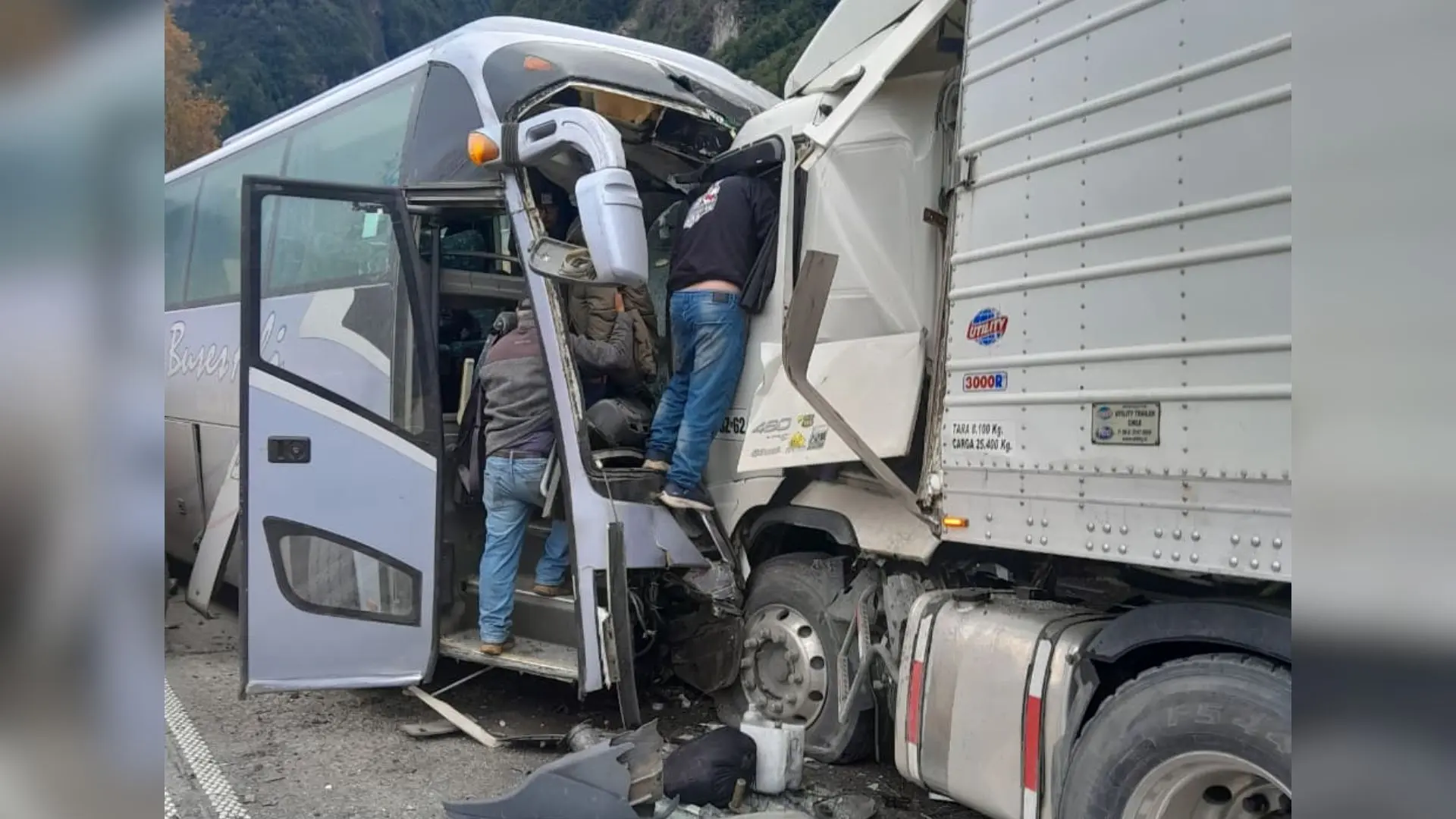 Choque frontal entre bus y camión deja un fallecido y más de veinte heridos en Coyhaique: Víctima fatal era voluntario de Bomberos