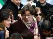 Llegada de Daniel Jadue a local de votación en Recoleta desata caos: Periodista de CNN arrojó celular de mujer que la encaró
