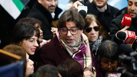Llegada de Daniel Jadue a local de votación en Recoleta desata caos: Periodista de CNN arrojó celular de mujer que la encaró