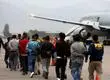 Expulsan del país a 86 extranjeros en vuelo chárter: Fueron sancionados por diversos delitos
