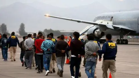 Expulsan del país a 86 extranjeros en vuelo chárter: Fueron sancionados por diversos delitos
