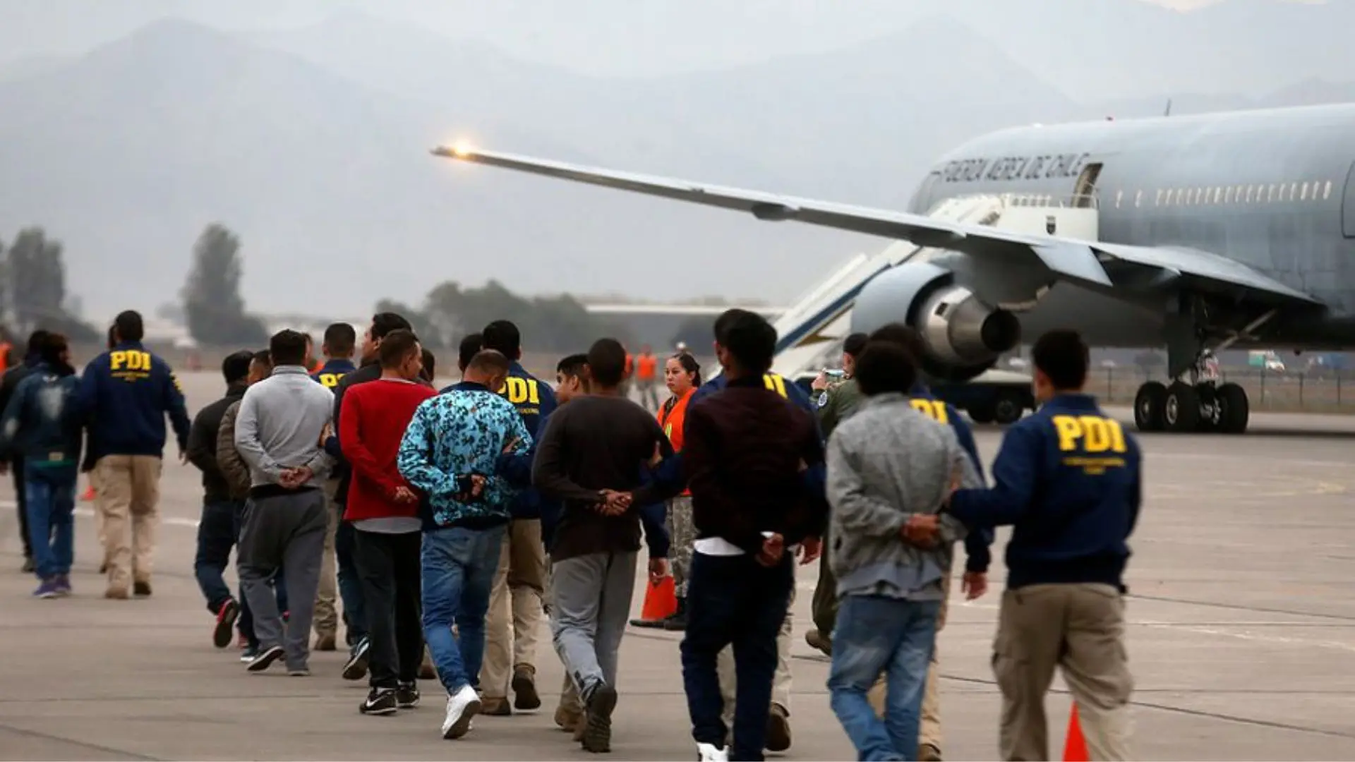 Expulsan del país a 86 extranjeros en vuelo chárter: Fueron sancionados por diversos delitos