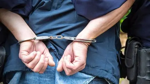 Mujer fue ahorcada y acuchillada por su propio vecino en Lota: Sujeto entró al hogar y la atacó mientras dormía junto a su pequeño hijo