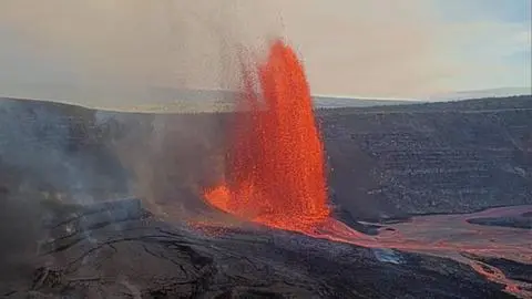 Registran impresionante erupción del volcán Kilauea: Expulsó lava a 300 metros de altura