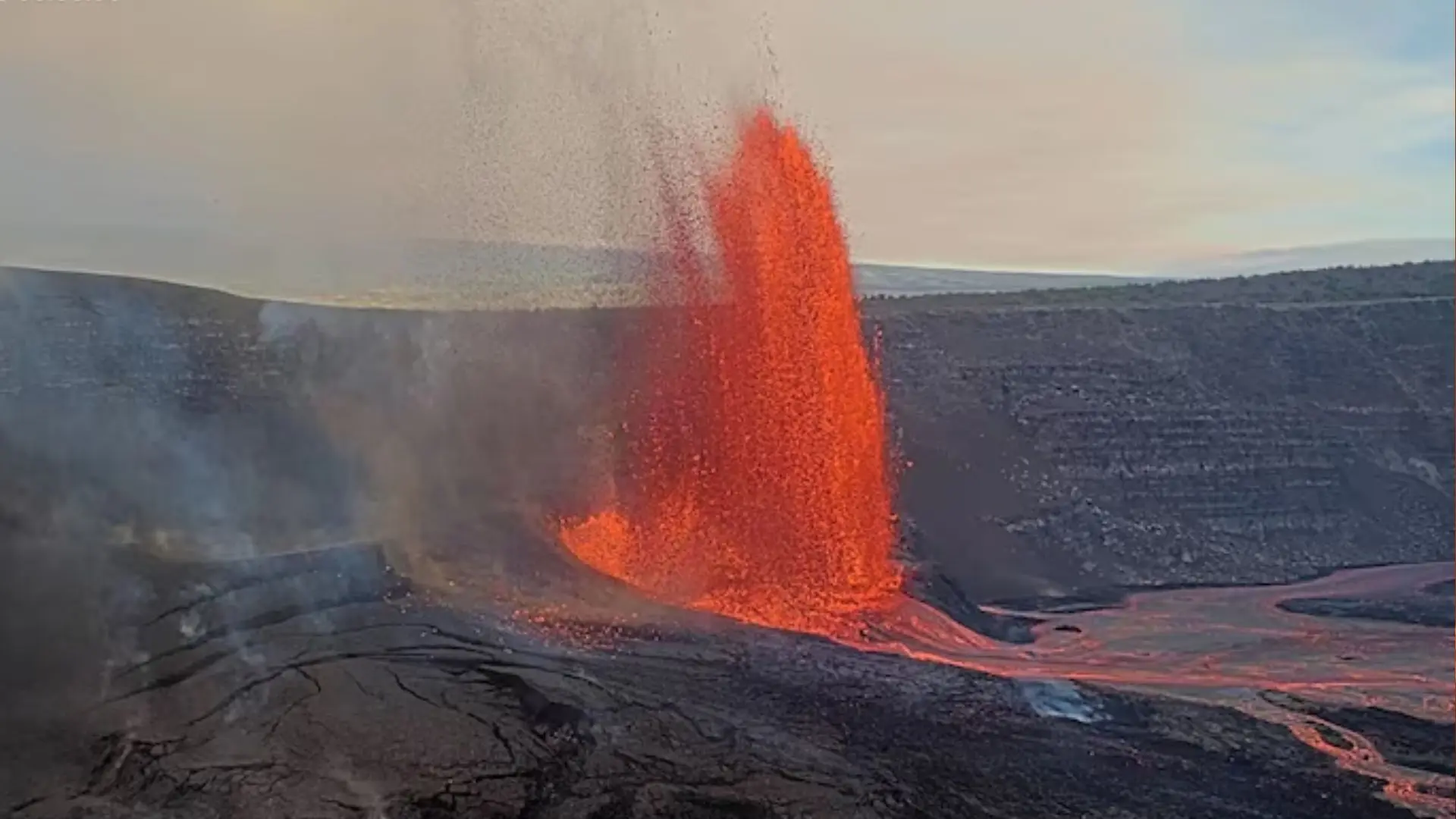 Registran impresionante erupción del volcán Kilauea: Expulsó lava a 300 metros de altura