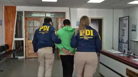 Extraditan desde Argentina a ex carabinero acusado de cometer femicidio y parricidio frustrado en Los Ángeles