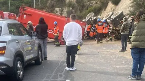 Un muerto deja volcamiento de camión en Ruta Las Palmas: Acceso a Viña del Mar se encuentra cerrado