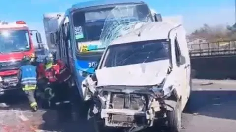 Hay un herido de gravedad: Una persona muere en accidente que involucró a micro del transporte público en Concepción