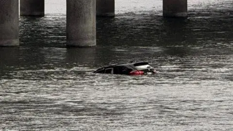 El alto costo que implica retirar el auto que cayó al Río Biobío hace una semana