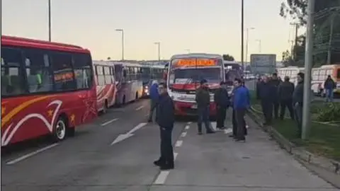 Protesta de micreros impide la entrada y salida de Tomé provocando atochamiento