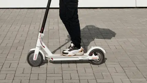 Cuatro personas mueren en trágico incendio causado por la batería de un scooter eléctrico en Francia