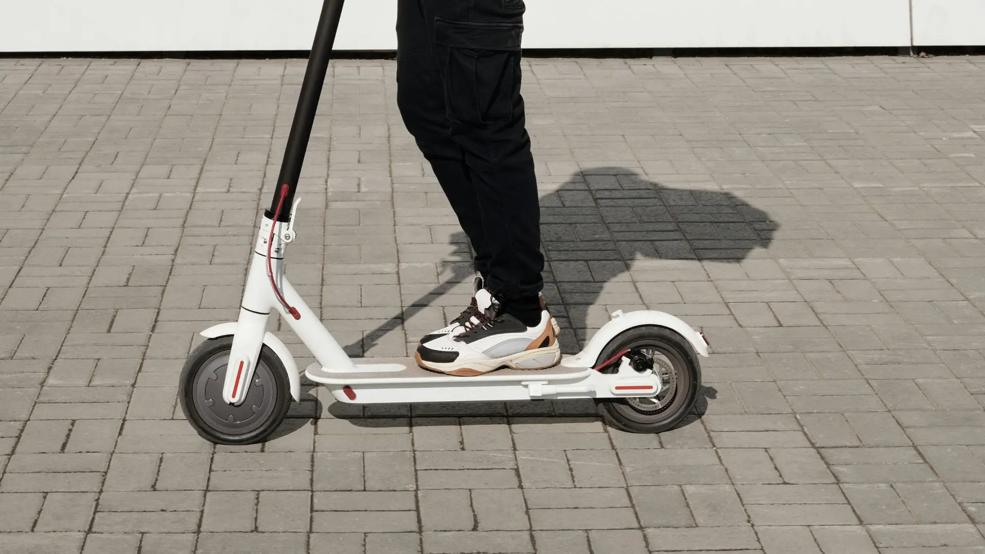 Cuatro personas mueren en trágico incendio causado por la batería de un scooter eléctrico en Francia