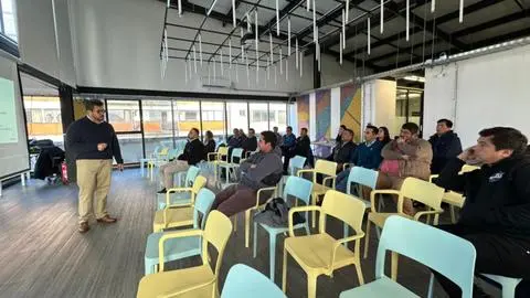 Seminario gratuito sobre importaciones abrió oportunidades para emprendedores y ex trabajadores de Huachipato