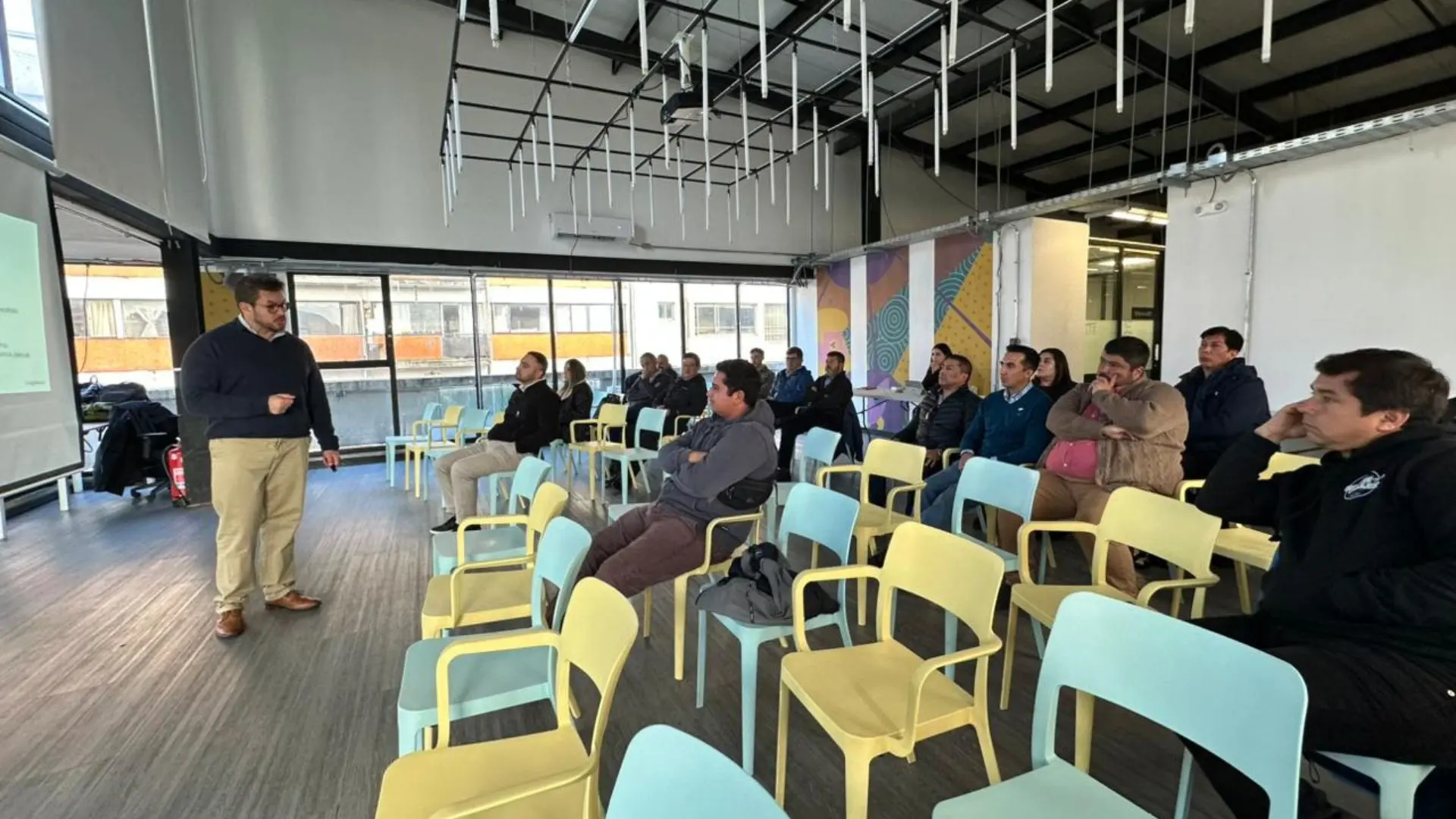 Seminario gratuito sobre importaciones abrió oportunidades para emprendedores y ex trabajadores de Huachipato