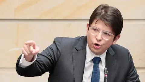 Habría recibido seis disparos: Precandidato presidencial colombiano es gravemente herido durante acto de campaña