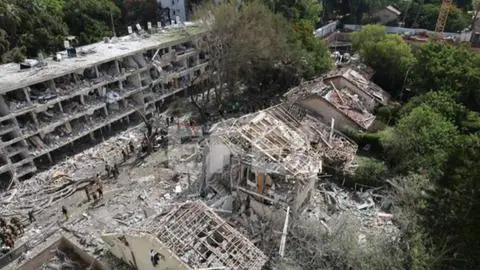Misiles iraníes impactan Tel Aviv tras ofensiva de EE.UU: Hay 22 heridos y más de 9 mil desplazados