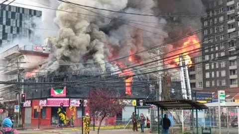 Fuego consume segundo piso de edificio comercial en Temuco: Hay cuatro locales afectados