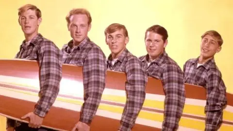 Muere legendario cantante y fundador de The Beach Boys a los 82 años