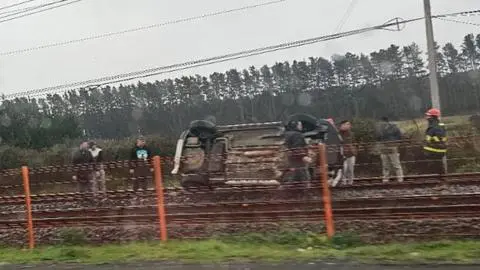 Problemas en los servicios de Biotren: Vehículo terminó volcado sobre las líneas tras choque en Coronel