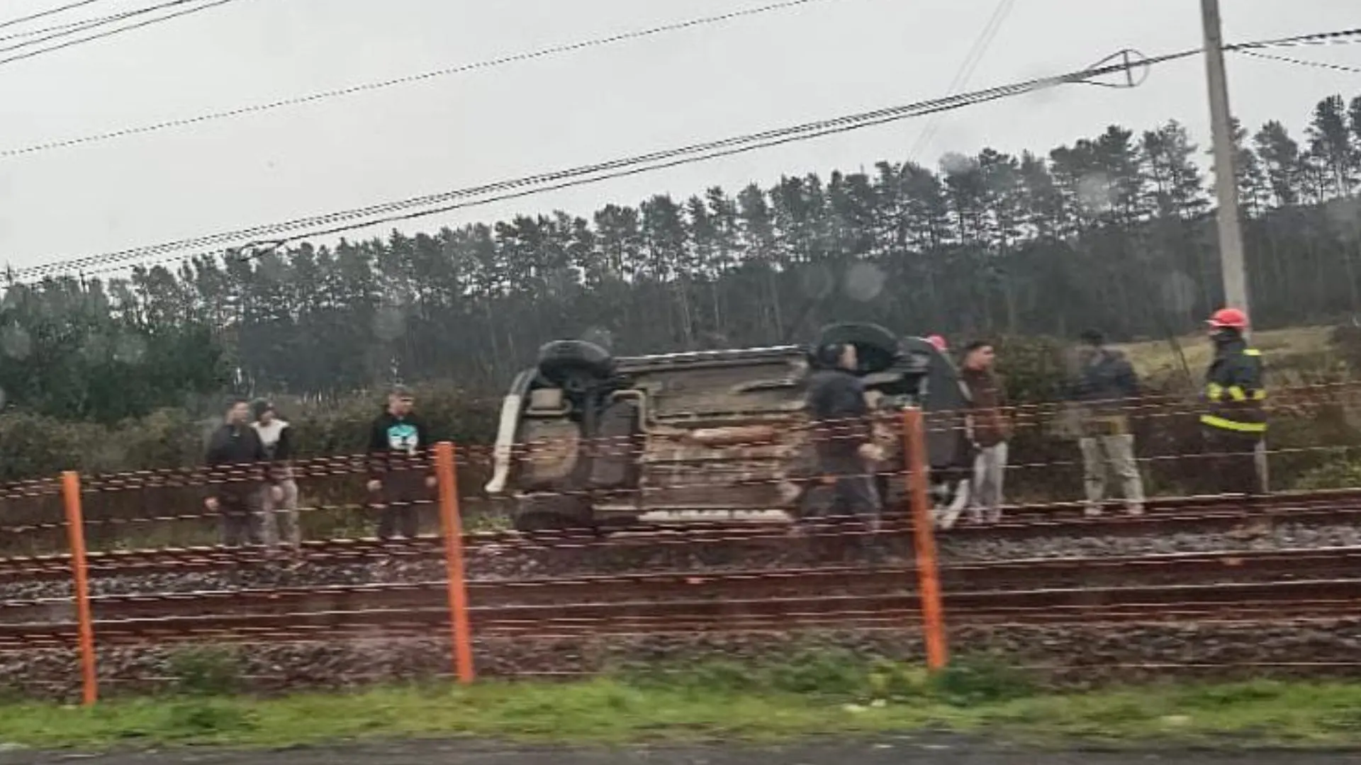 Problemas en los servicios de Biotren: Vehículo terminó volcado sobre las líneas tras choque en Coronel