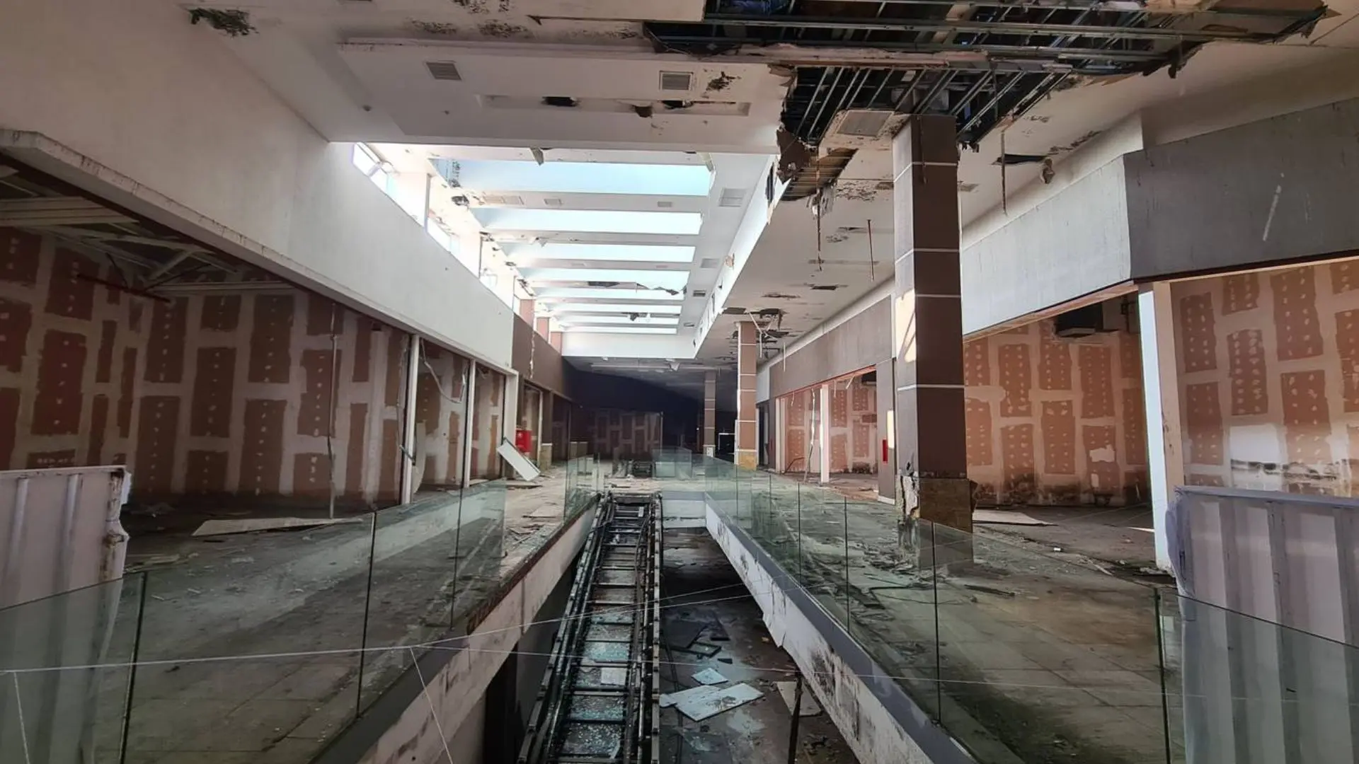 Terreno donde estaba ubicado un centro comercial ahora será utilizado para construir viviendas sociales en Santiago