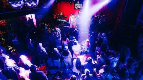 Clásico local bohemio de Concepción garantiza entradas gratis de por vida a personas con talla baja