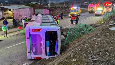 Confirman ingesta de alcohol y cocaína en chofer del bus que volcó en Carampangue dejando un fallecido y múltiples heridos
