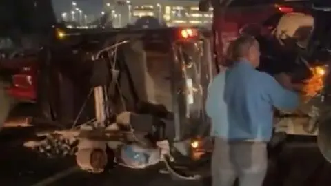 Colisión entre camión y 7 vehículos deja a varios lesionados en Curicó
