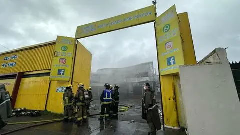 Confirman rebrote de incendio en bodega de ropa usada en Concepción