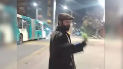 Sorprenden al Presidente Boric caminando solo y de noche por la calle:”¡Saludos a Talcahuano!”