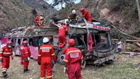 Volcamiento de bus en los Andes Centrales cobró la vida de al menos 18 personas en Perú