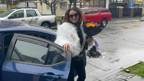 Con flores y esperando su futuro judicial: Camila Polizzi vuelve al arresto domiciliario en Concepción
