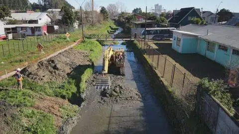 Limpian 7 kilómetros de cauces en Penco para evitar inundaciones