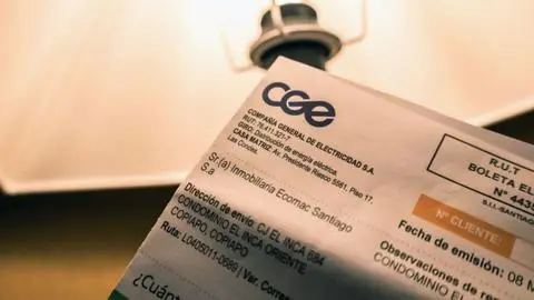 Empresas eléctricas descartan cobros ocultos a clientes tras reportaje de CIPER
