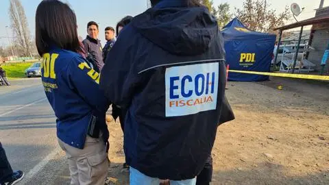 Doble homicidio en cancha de fútbol de Colina: Víctimas mueren tras ataque a balazos