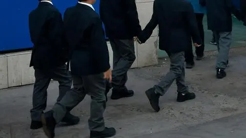 “Doble colegiatura por ser autista”: Corte de Concepción ordena a colegio restituir apoyo a niño de 8 años tras recurso de su familia