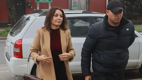Camila Polizzi llega con “guardaespaldas” al Juzgado de Concepción: Fiscalía y CDE buscaban dejarla en prisión preventiva
