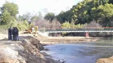 Puente público construido en terreno privado fue cerrado por el dueño aislando a vecinos de Hualqui