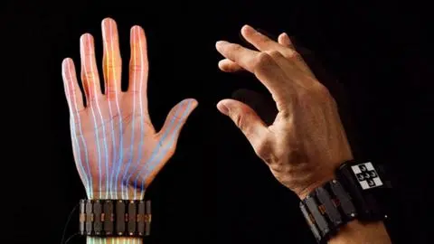 Pulsera diseñada por Meta permite usar computadoras con gestos al transformar señales musculares a comandos digitales