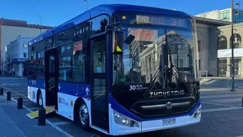 Personas en silla de ruedas pueden viajar gratis en buses eléctricos de línea Ruta Las Playas del Gran Concepción