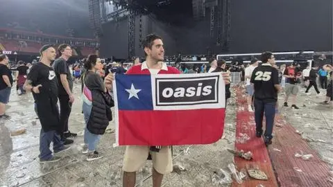 Fanático del Biobío vivió reencuentro de Oasis a metros del escenario con la camiseta de Chile
