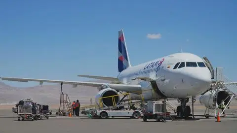 Avance hacia la descarbonización: Crean combustible de aviación a partir de plásticos residuales