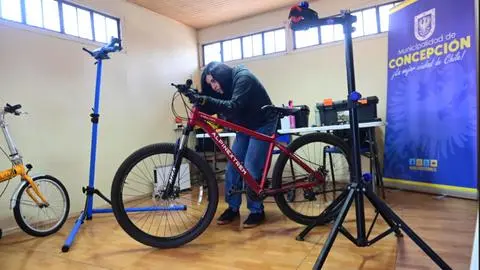 Vecinos de barrio norte aprovecharon taller mecánico de bicicletas gratuito