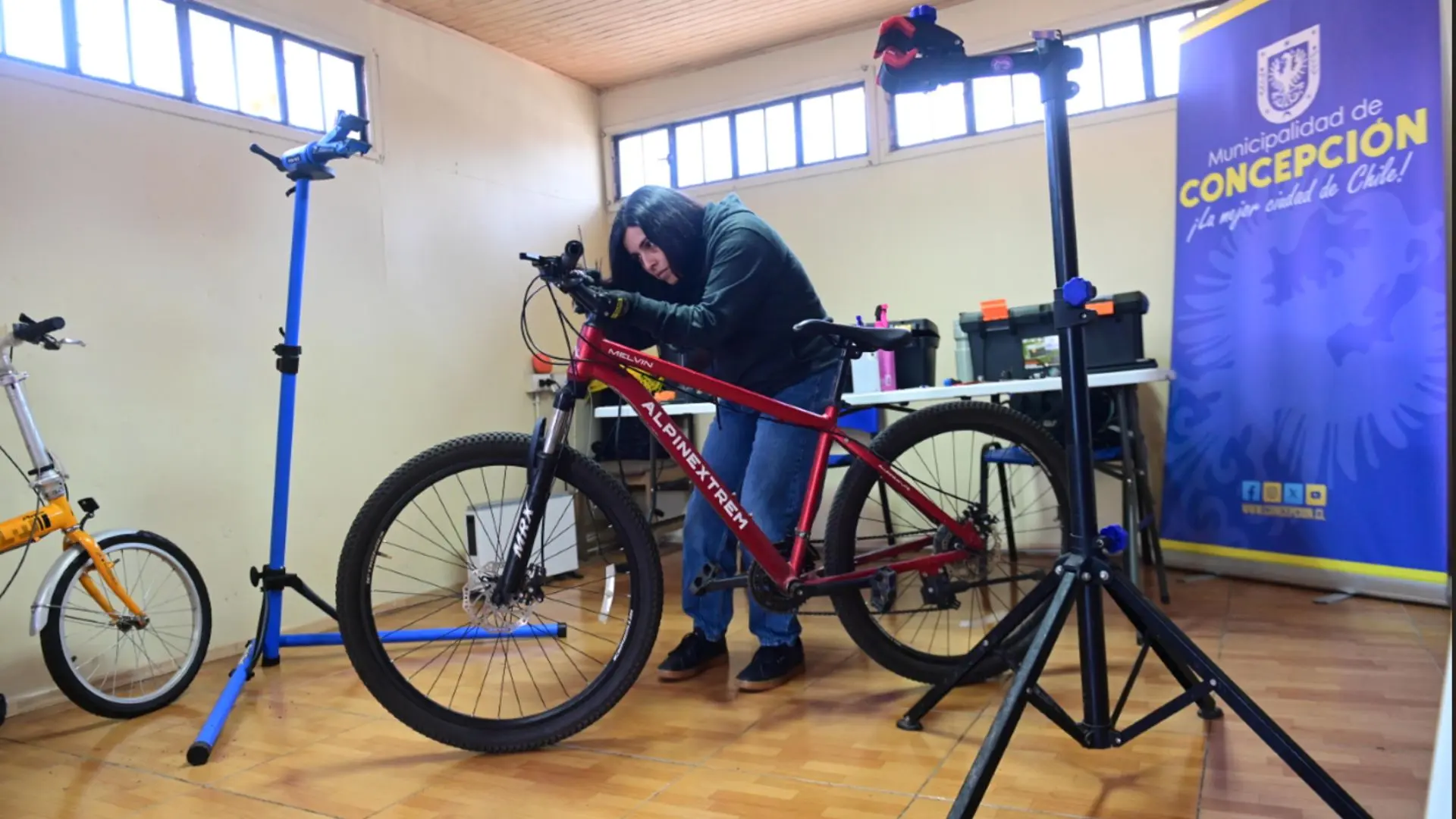 Vecinos de barrio norte aprovecharon taller mecánico de bicicletas gratuito