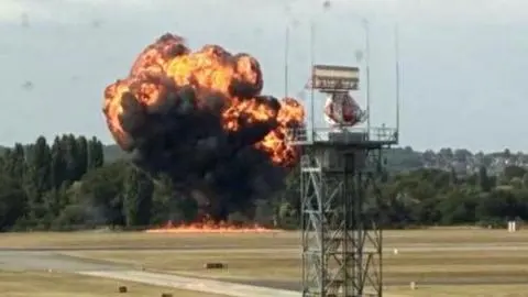 Aeronave se estrella tras despegar desde el aeropuerto de Londres