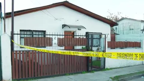 Investigan presunto parricidio tras hallazgo de adulta mayor de 70 años enterrada dentro de una maleta en su casa en Recoleta