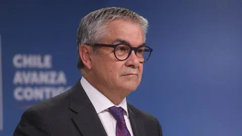 Ministro Marcel denuncia la clonación de su tarjeta de crédito mientras estaba en España: Fraude ocurrió en Chile