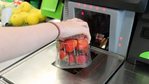Famosa cadena de supermercados toma radical decisión con cajas autoservicio ante aumento de robos hormiga